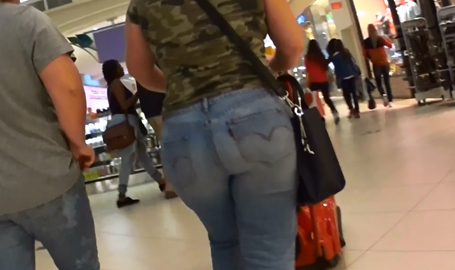Thick Puerto Rican MILF at the mall